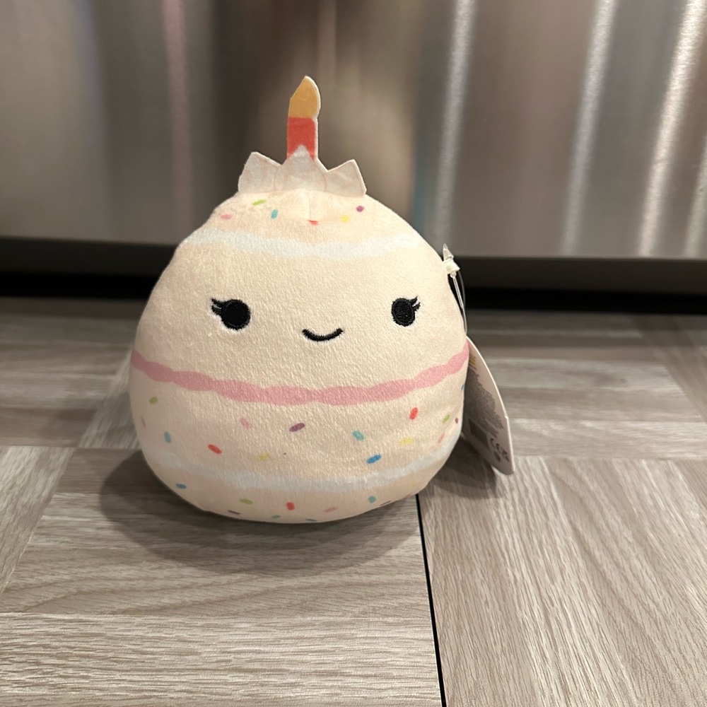 Squishmallow- Dornia Birthday Cake